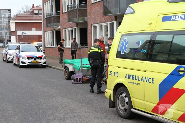 Aanhanger schiet los van auto en schept fietser