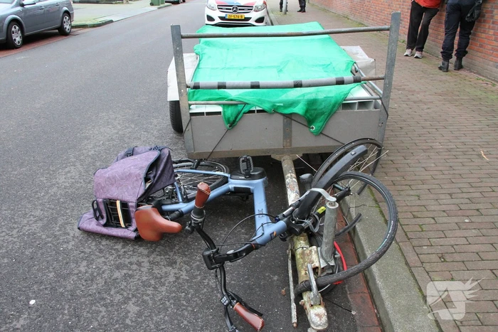 Aanhanger schiet los van auto en schept fietser