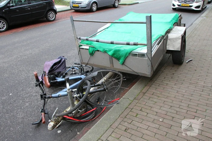 Aanhanger schiet los van auto en schept fietser