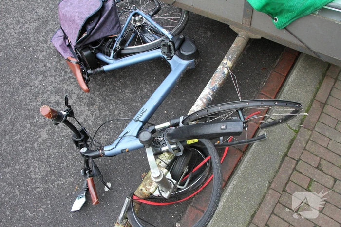 Aanhanger schiet los van auto en schept fietser