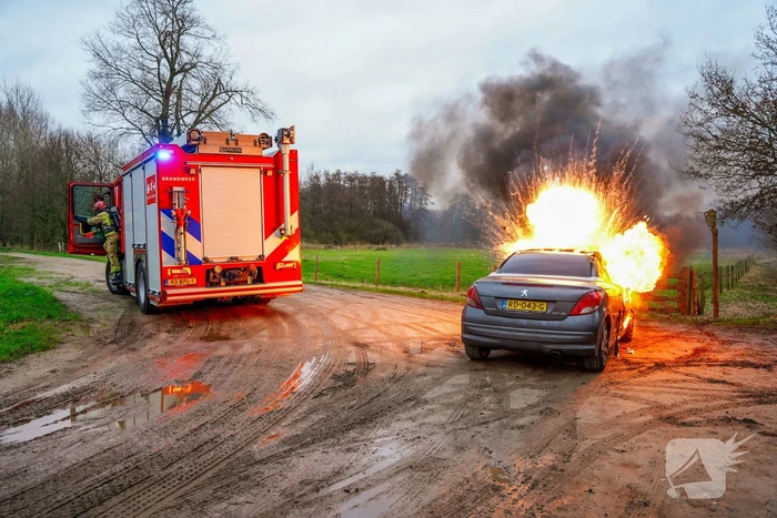Auto vliegt in brand tijdens het rijden