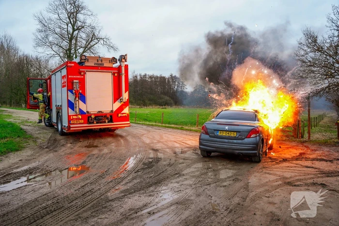 Auto vliegt in brand tijdens het rijden