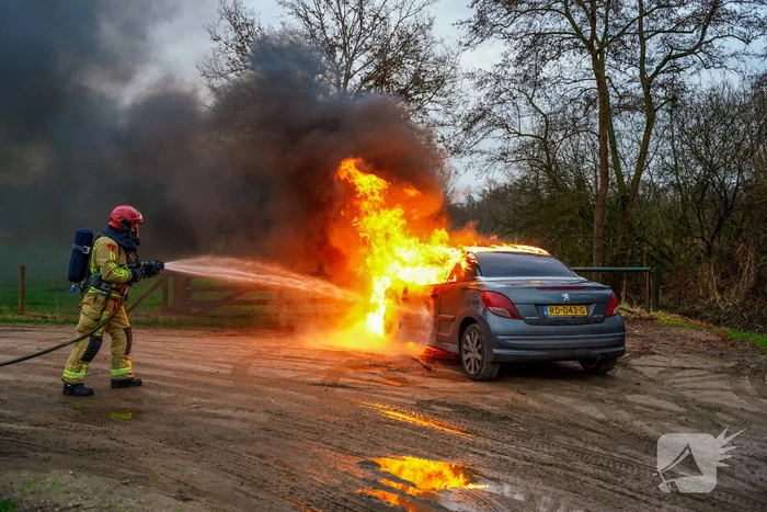 Auto vliegt in brand tijdens het rijden