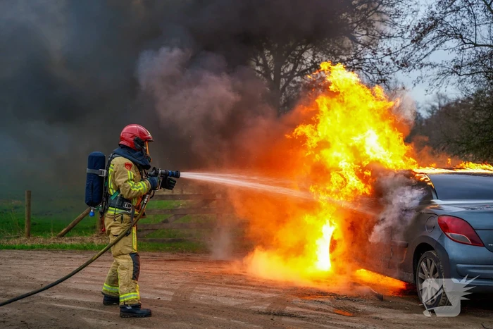 Auto vliegt in brand tijdens het rijden