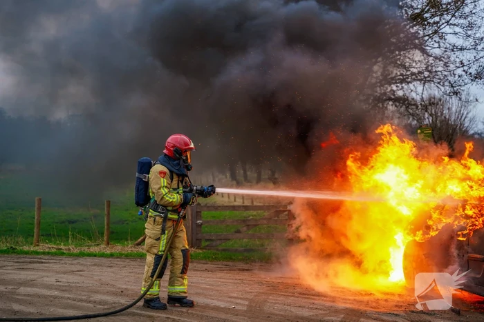 Auto vliegt in brand tijdens het rijden
