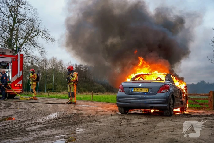 Auto vliegt in brand tijdens het rijden