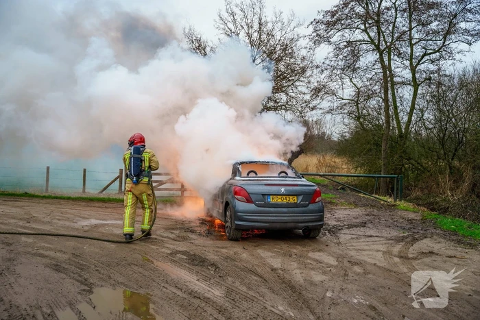 Auto vliegt in brand tijdens het rijden