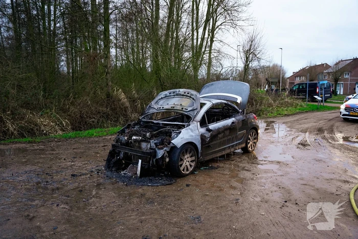 Auto vliegt in brand tijdens het rijden
