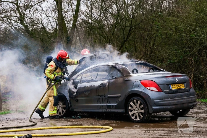 Auto vliegt in brand tijdens het rijden