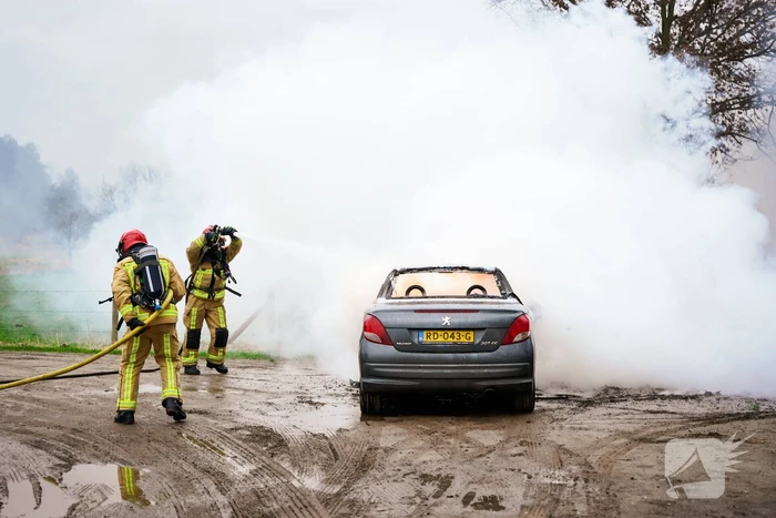Auto vliegt in brand tijdens het rijden