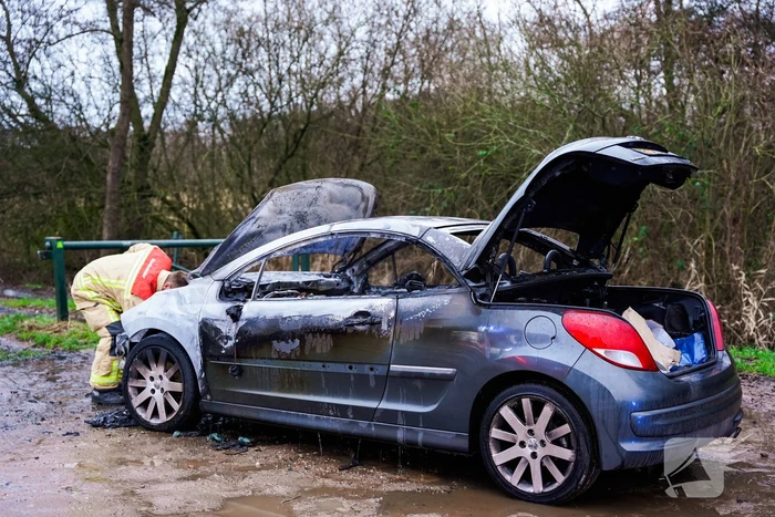 Auto vliegt in brand tijdens het rijden