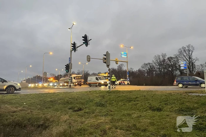 Kettingbotsing tussen twee auto en vrachtwagen