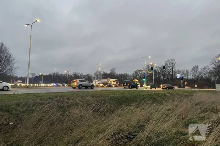 Kettingbotsing tussen twee auto en vrachtwagen