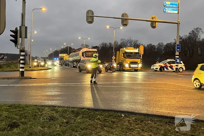 Kettingbotsing tussen twee auto en vrachtwagen