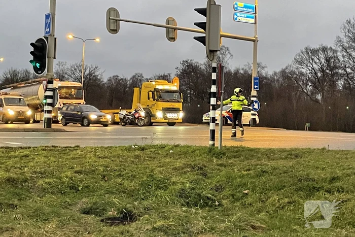 Kettingbotsing tussen twee auto en vrachtwagen