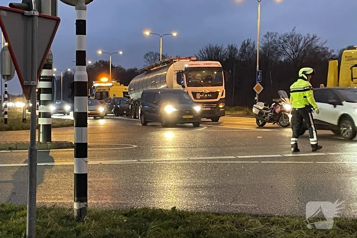 Kettingbotsing tussen twee auto en vrachtwagen