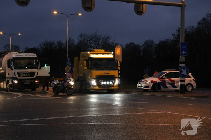 Kettingbotsing tussen twee auto en vrachtwagen