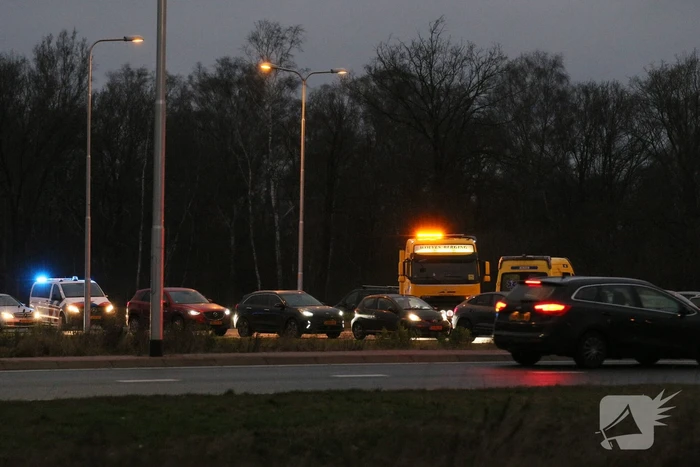 Kettingbotsing tussen twee auto en vrachtwagen