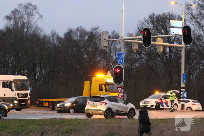 Kettingbotsing tussen twee auto en vrachtwagen