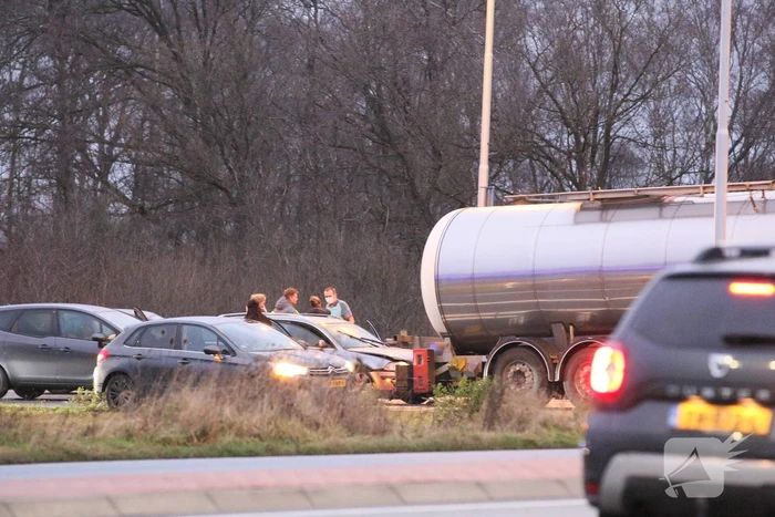 Kettingbotsing tussen twee auto en vrachtwagen