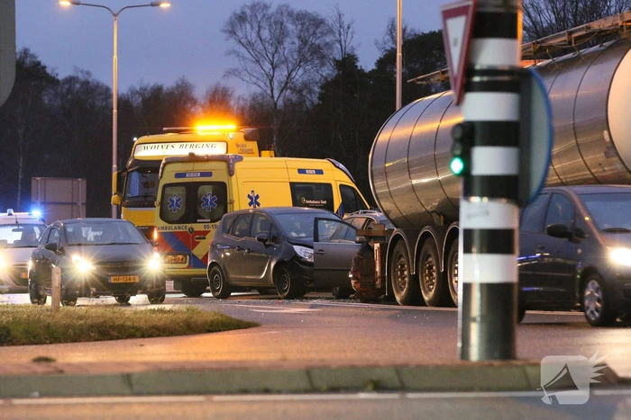 Kettingbotsing tussen twee auto en vrachtwagen