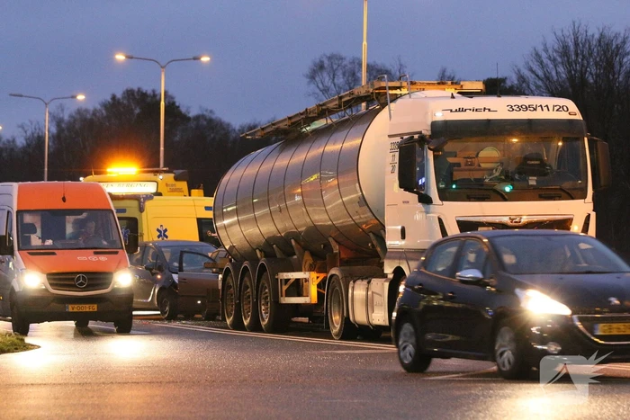 Kettingbotsing tussen twee auto en vrachtwagen