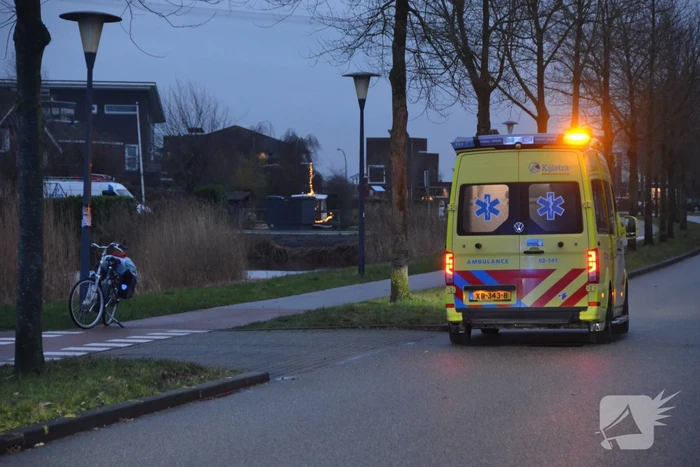 Fietser gewond naar ziekenhuis na aanrijding