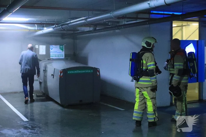 Parkeergarage Albert Heijn ontruimd door brand in afvalpers