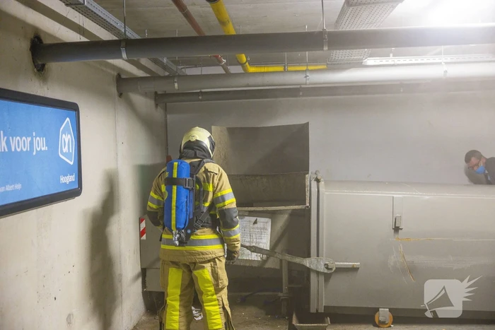 Parkeergarage Albert Heijn ontruimd door brand in afvalpers
