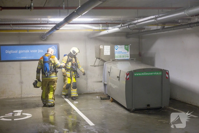 Parkeergarage Albert Heijn ontruimd door brand in afvalpers
