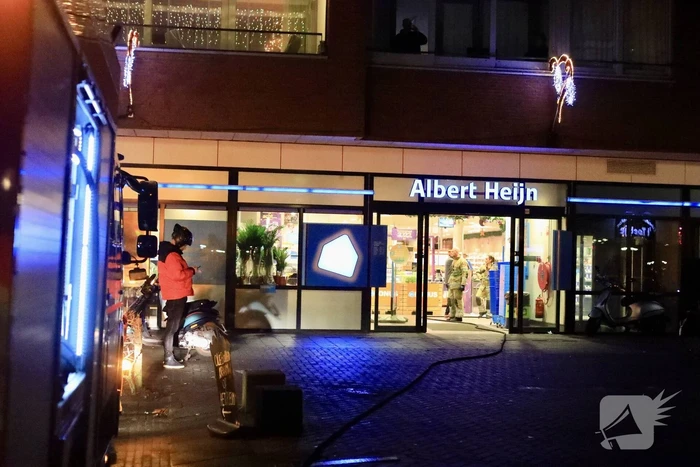 Parkeergarage Albert Heijn ontruimd door brand in afvalpers