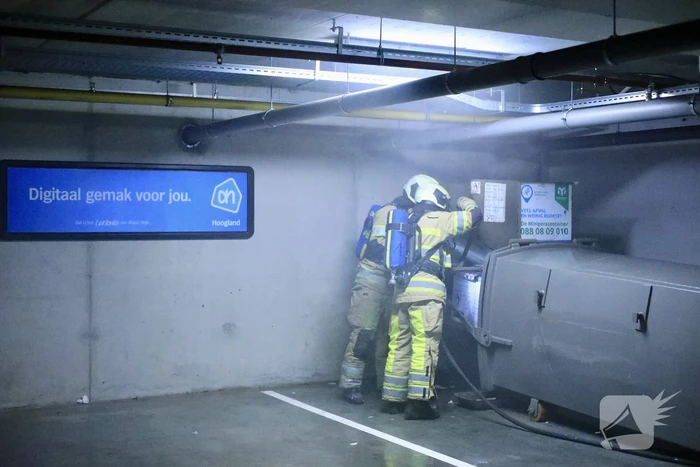 Parkeergarage Albert Heijn ontruimd door brand in afvalpers