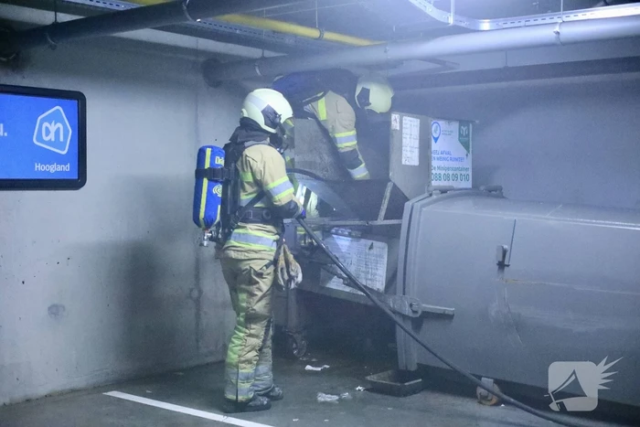 Parkeergarage Albert Heijn ontruimd door brand in afvalpers