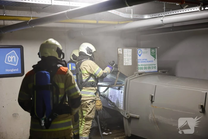 Parkeergarage Albert Heijn ontruimd door brand in afvalpers
