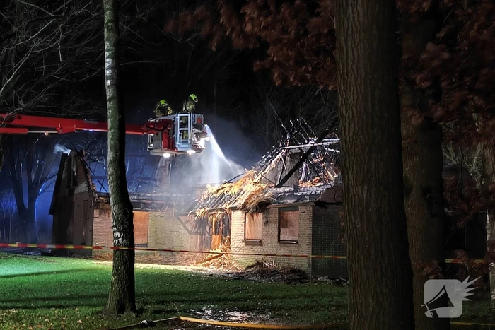 Uitslaande brand in leegstaande woning