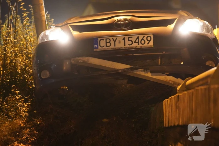 Auto belandt op betonnen muur van de brug