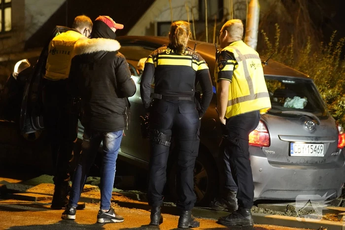 Auto belandt op betonnen muur van de brug