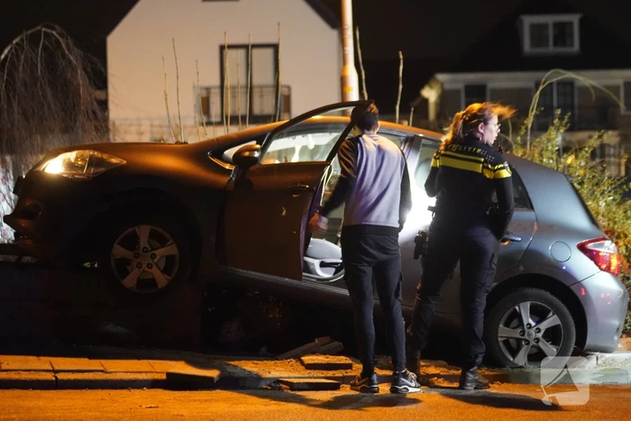 Auto belandt op betonnen muur van de brug