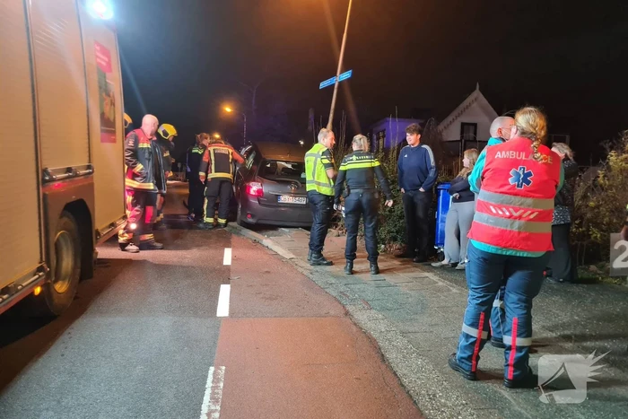 Auto belandt op betonnen muur van de brug