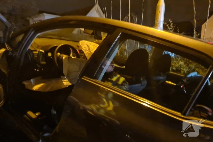 Auto belandt op betonnen muur van de brug