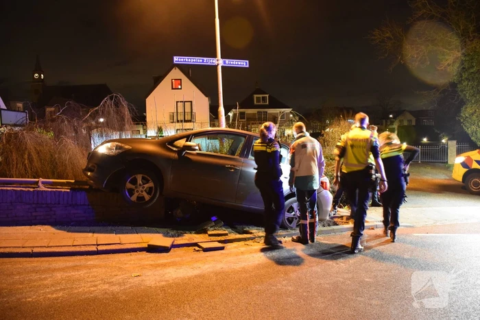 Auto belandt op betonnen muur van de brug