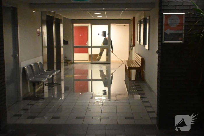 20 woningen zonder water na gesprongen leiding