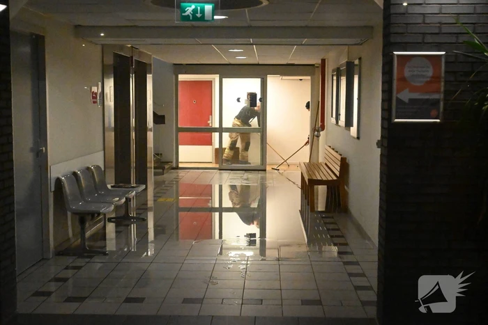 20 woningen zonder water na gesprongen leiding