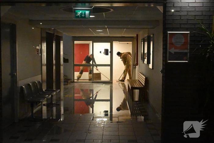 20 woningen zonder water na gesprongen leiding