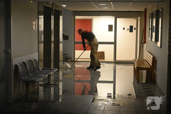 20 woningen zonder water na gesprongen leiding