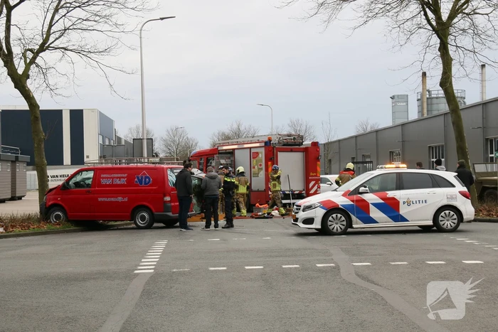 Auto belandt op zijn kant bij ongeval
