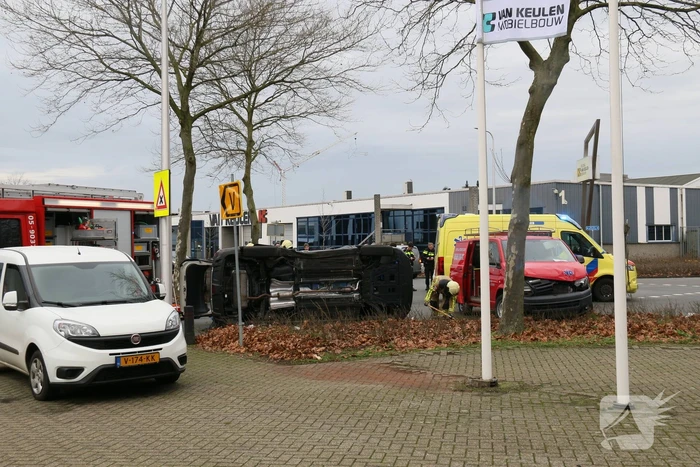 Auto belandt op zijn kant bij ongeval