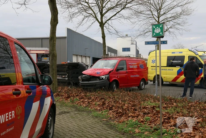 Auto belandt op zijn kant bij ongeval