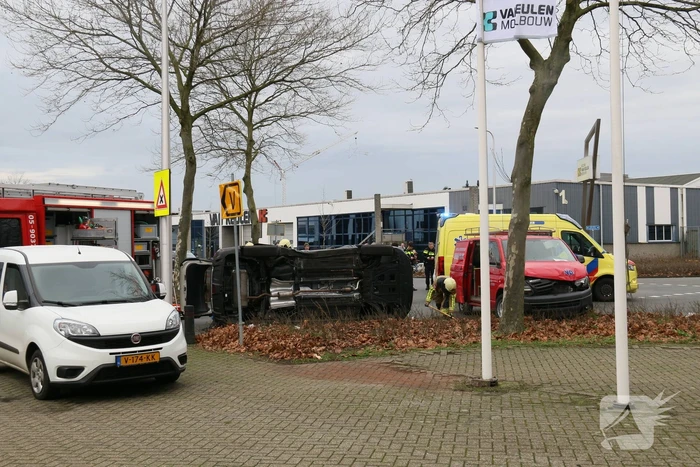 Auto belandt op zijn kant bij ongeval