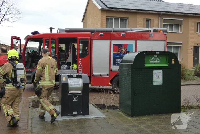 Brandweer blust brand in container